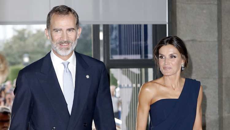 Los Reyes Felipe y Letizia entrando al Teatro Real para inaugurar la temporada 2018