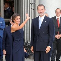 Los Reyes Felipe y Letizia saludando en la Plaza de Oriente a su llegada al Teatro Real