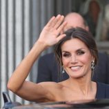 La Reina Letizia saludando a su llegada al Teatro Real de Madrid