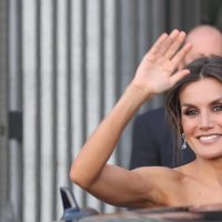 La Reina Letizia saludando a su llegada al Teatro Real de Madrid