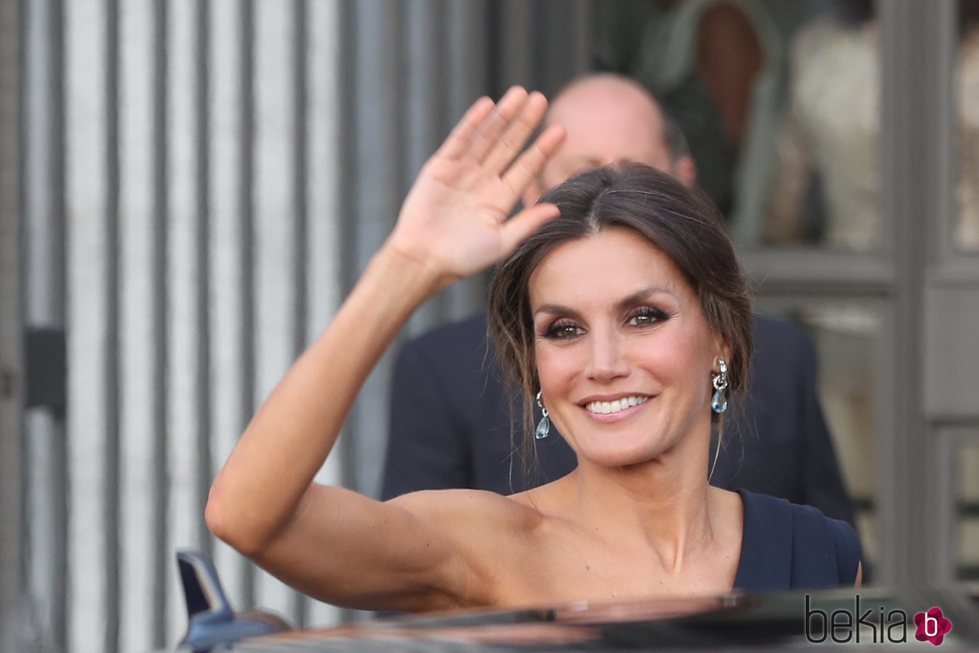 La Reina Letizia saludando a su llegada al Teatro Real de Madrid