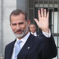 El Rey Felipe saludando a su llegada al Teatro Real de Madrid