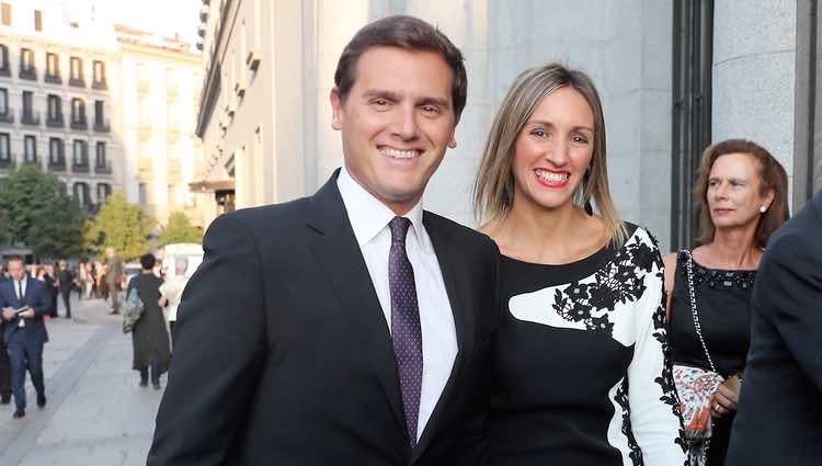 Albert Rivera y Beatriz Tajuelo a su llegada al Teatro Real para la inauguración de la temporada 2018