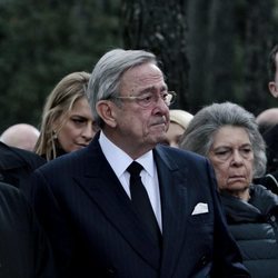 Constantino de Grecia muy emocionado en el funeral en memoria de Pablo de Grecia