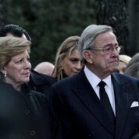 Constantino de Grecia muy emocionado en el funeral en memoria de Pablo de Grecia