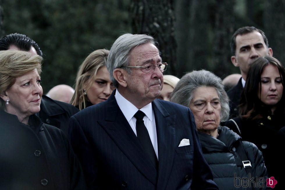 Constantino de Grecia muy emocionado en el funeral en memoria de Pablo de Grecia