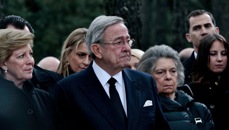 Constantino de Grecia muy emocionado en el funeral en memoria de Pablo de Grecia