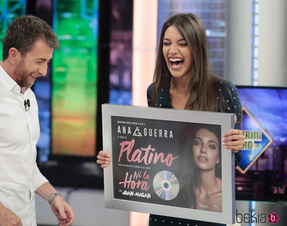 Ana Guerra recoge su Disco de Platino en 'El Hormiguero'