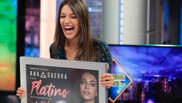 Ana Guerra recoge su Disco de Platino en 'El Hormiguero'