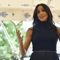 Meghan Markle dando un discurso en el primer evento de su agenda solidaria