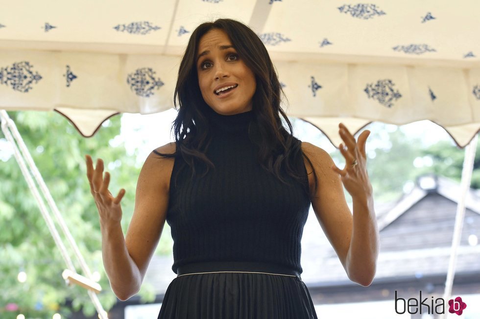 Meghan Markle dando un discurso en el primer evento de su agenda solidaria