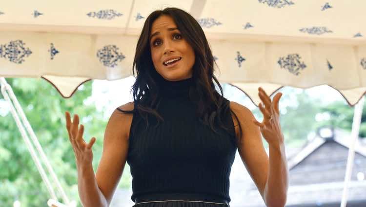 Meghan Markle dando un discurso en el primer evento de su agenda solidaria