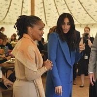 Los Duques de Sussex y Doria Ragland en un evento en los jardines de Kensington