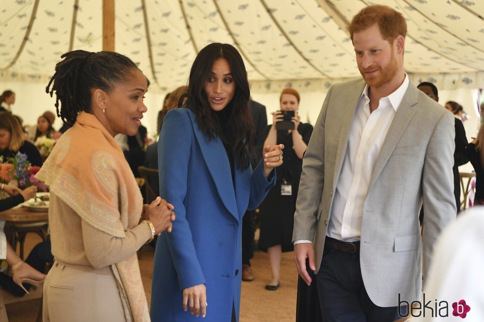 Los Duques de Sussex y Doria Ragland en un evento en los jardines de Kensington