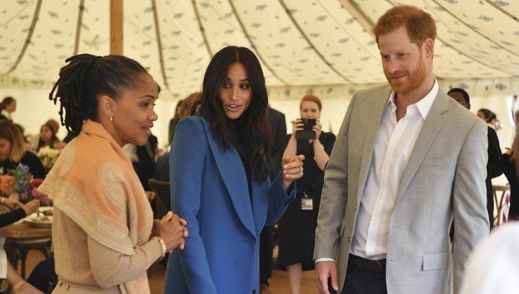 Los Duques de Sussex y Doria Ragland en un evento en los jardines de Kensington