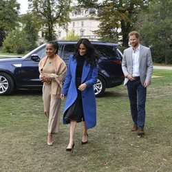 Los Duques de Sussex y Doria Ragland llegando a un evento en los jardines de Kensington