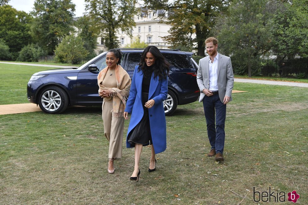 Los Duques de Sussex y Doria Ragland llegando a un evento en los jardines de Kensington