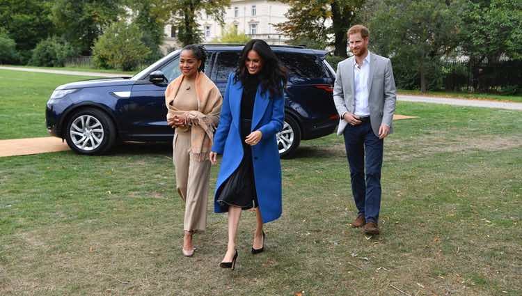 Los Duques de Sussex y Doria Ragland llegando a un evento en los jardines de Kensington