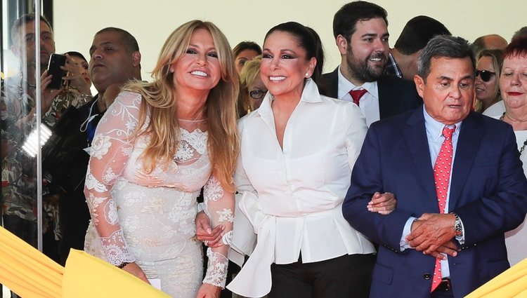 Isabel Pantoja con Cristina Tárrega en un evento publicitario