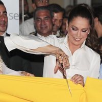 Isabel Pantoja cortando la banda en la inauguración de un evento publicitario