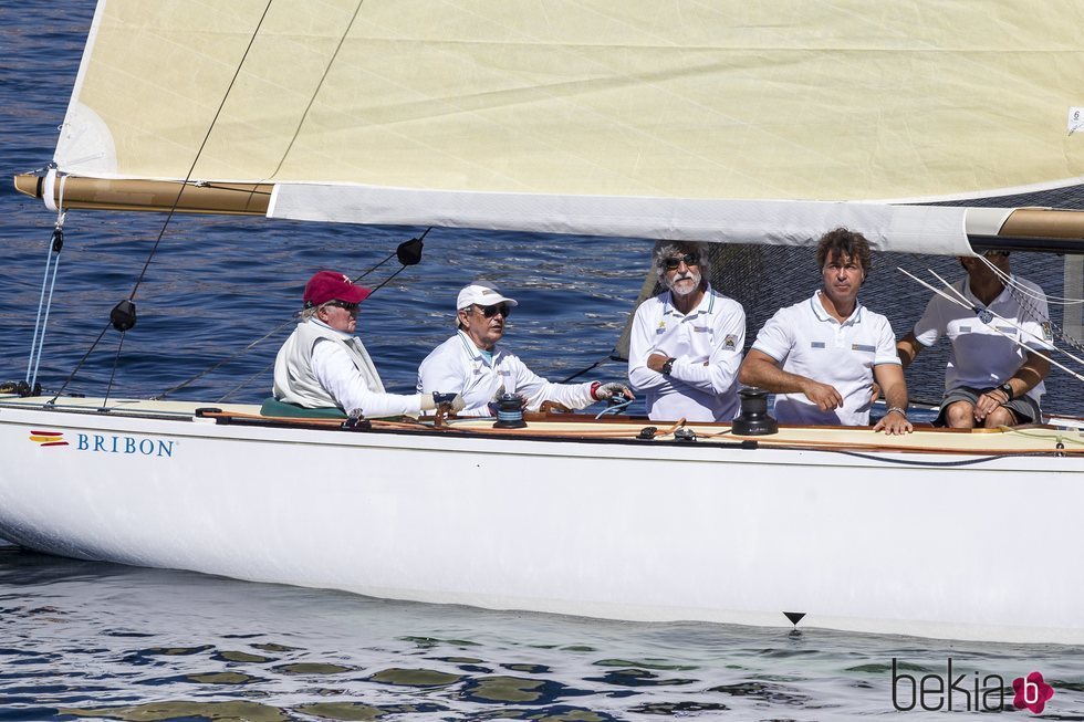 El Rey Juan Carlos navegando en el Bribón