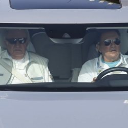 El Rey Juan Carlos con un amigo llegando al puerto de Sanxenxo