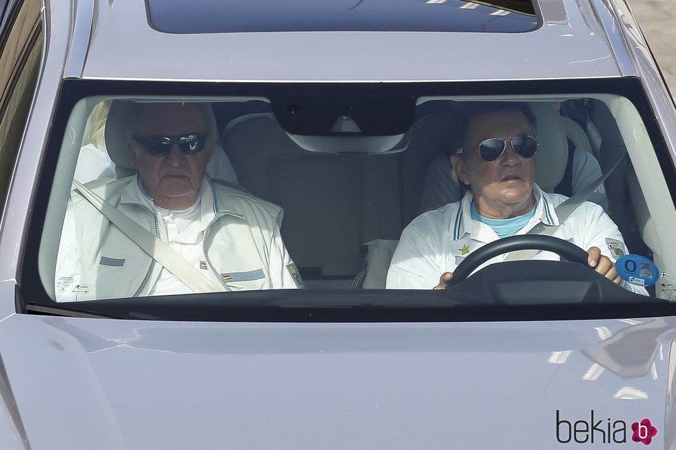 El Rey Juan Carlos con un amigo llegando al puerto de Sanxenxo