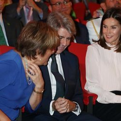 La Reina Letizia con algunos de los asistentes en la entrega de Ayudas a la Investigación en Cáncer 2018