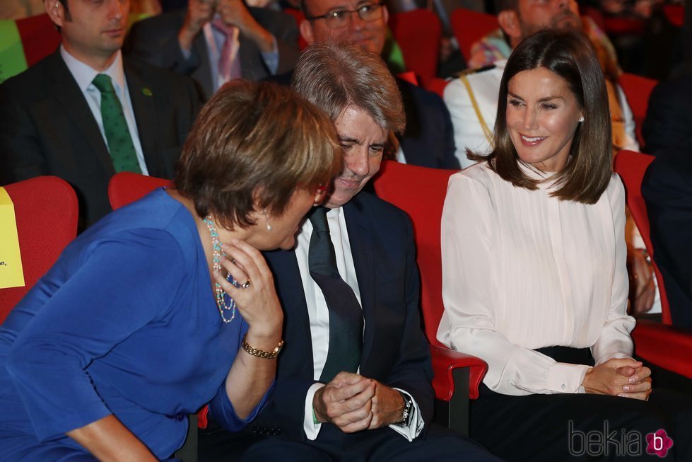 La Reina Letizia con algunos de los asistentes en la entrega de Ayudas a la Investigación en Cáncer 2018