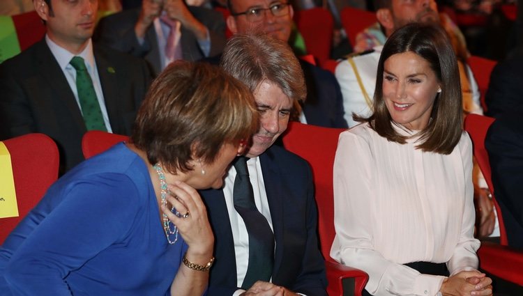 La Reina Letizia con algunos de los asistentes en la entrega de Ayudas a la Investigación en Cáncer 2018