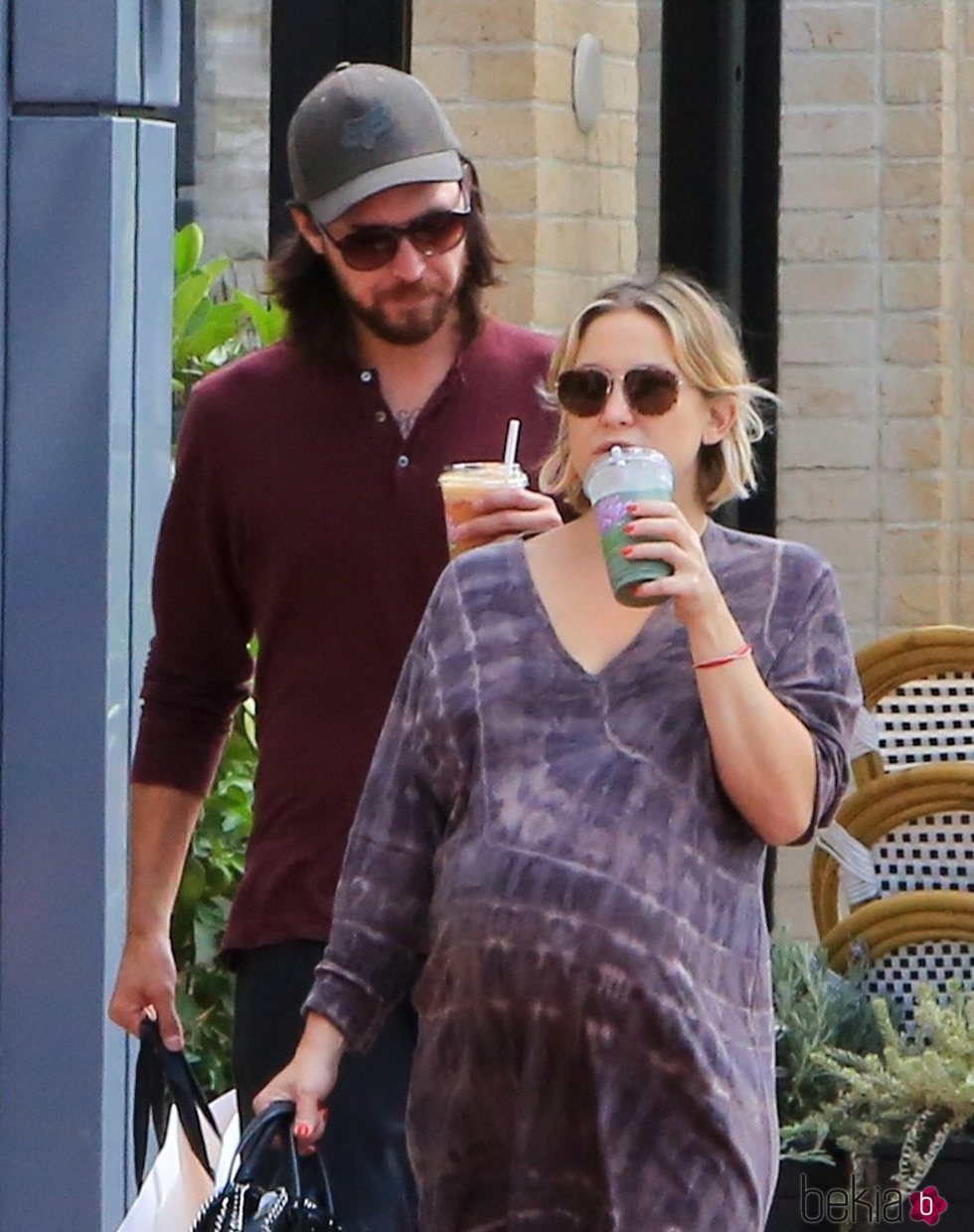 Kate Hudson y Danny Fujikawa pasean por Los Ángeles