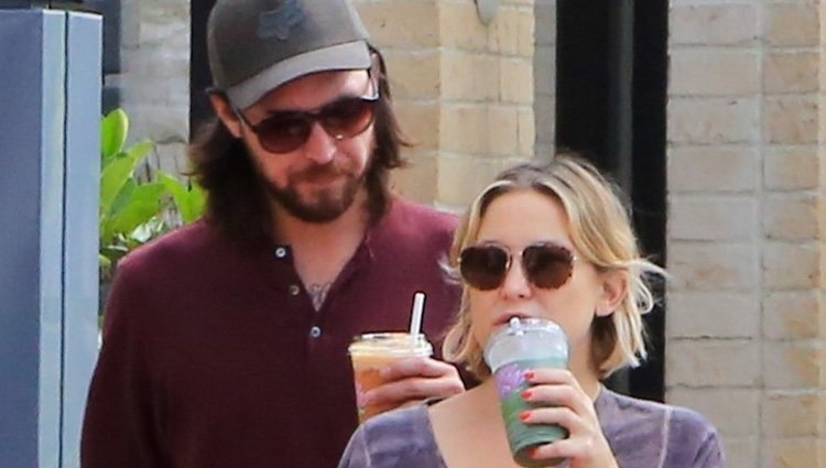 Kate Hudson y Danny Fujikawa pasean por Los Ángeles