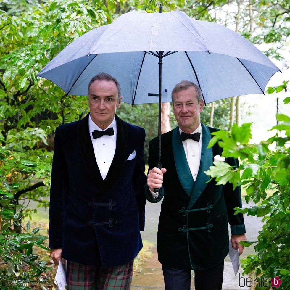 James Coyle y Lord Ivar Mountbatten, primo de la Reina Isabel, recién casados