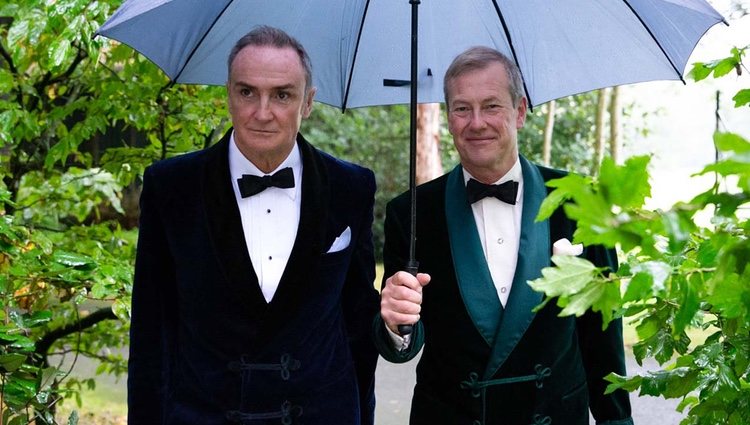 James Coyle y Lord Ivar Mountbatten, primo de la Reina Isabel, recién casados