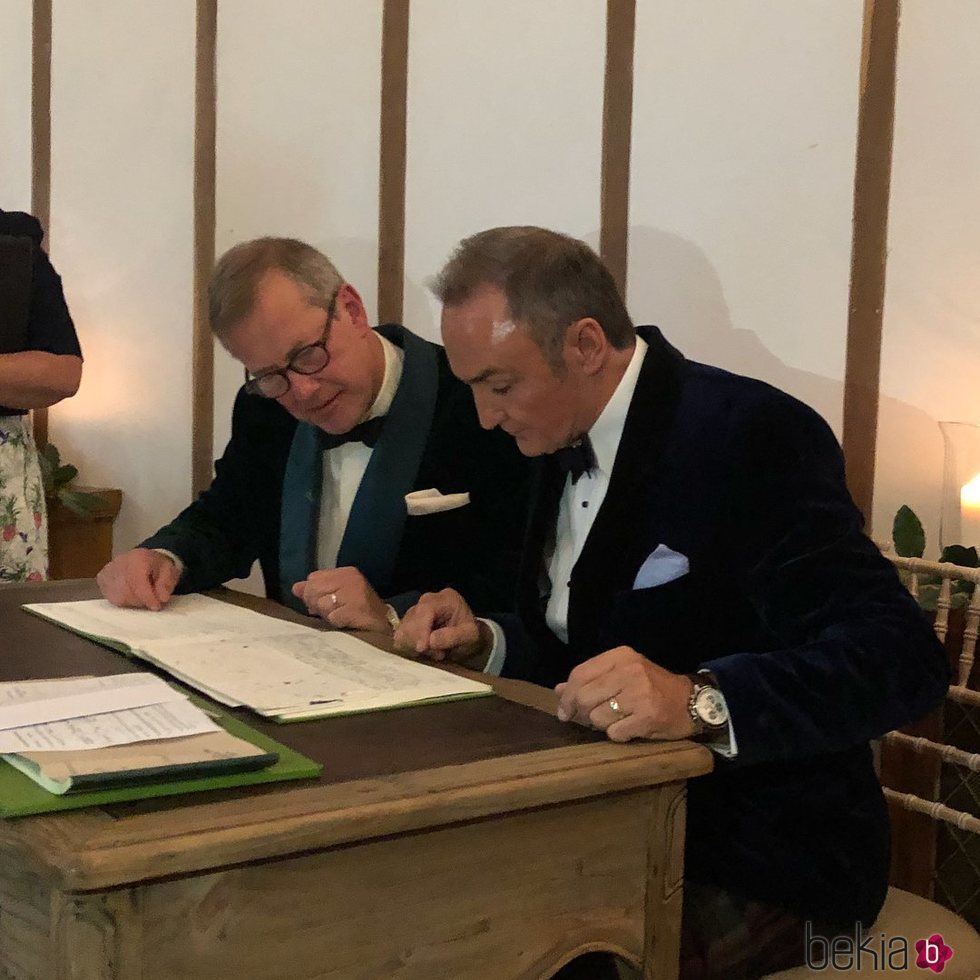 James Coyle y Lord Ivar Mountbatten, primo de la Reina Isabel, firmando los papeles de su matrimonio