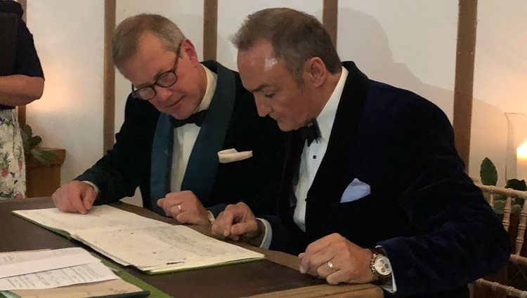 James Coyle y Lord Ivar Mountbatten, primo de la Reina Isabel, firmando los papeles de su matrimonio