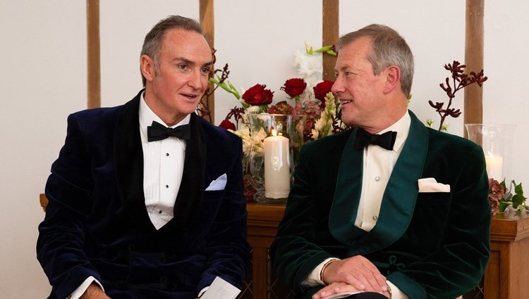 James Coyle y Lord Ivar Mountbatten, primo de la Reina Isabel, durante la ceremonia de su boda