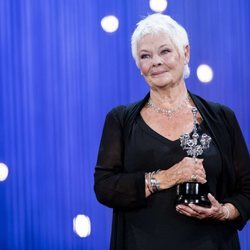 Judi Dench con el premio Donostia en el Festival de San Sebastian 2018