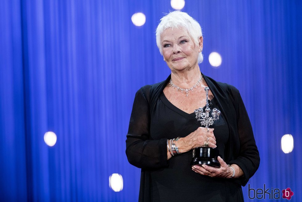 Judi Dench con el premio Donostia en el Festival de San Sebastian 2018