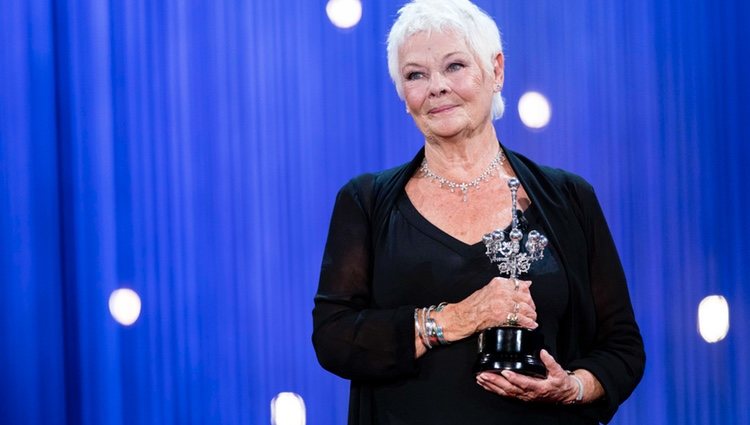 Judi Dench con el premio Donostia en el Festival de San Sebastian 2018