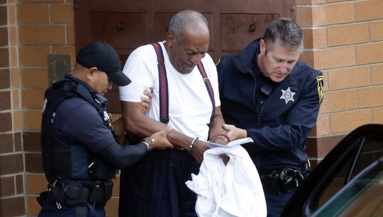 Bill Cosby escoltado por dos policías tras ser condenado a prisión