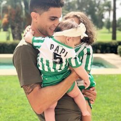 Marc Bartra con sus dos hijas, Gala y Abril