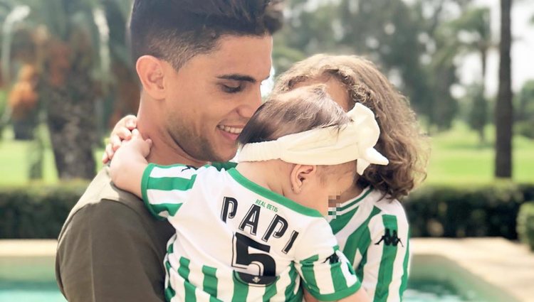 Marc Bartra con sus dos hijas, Gala y Abril