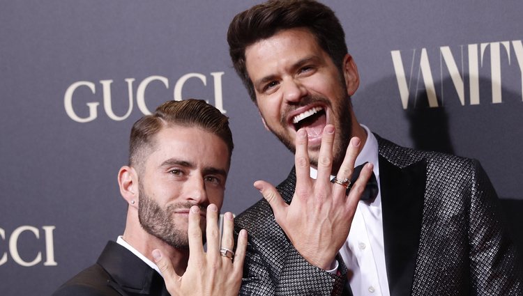 Pelayo Díaz y Andy McDougall presumiendo de sus anillos de casados en la alfombra roja de los premios Vanity Fair 2018