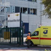 La Reina Paola de Bélgica llegando al hospital en ambulancia