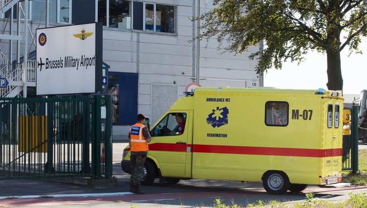 La Reina Paola de Bélgica llegando al hospital en ambulancia