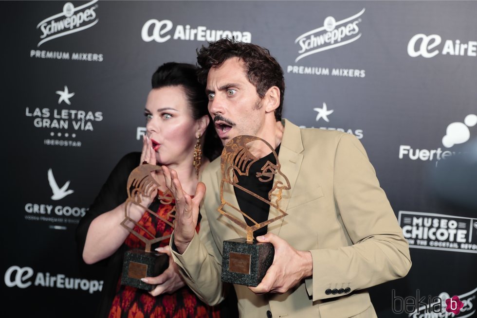 Paco León y Debi Mazar tras recoger el premio Chicote 2018