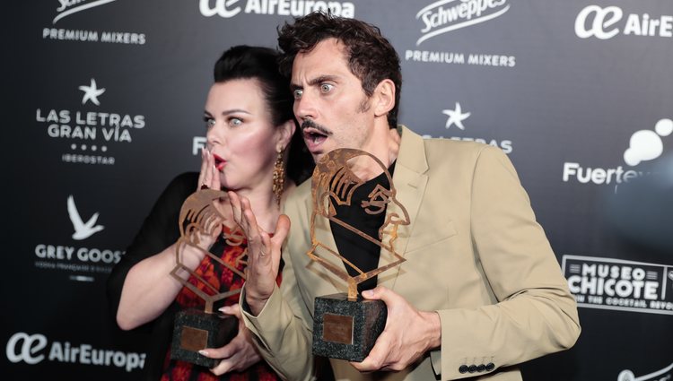 Paco León y Debi Mazar tras recoger el premio Chicote 2018