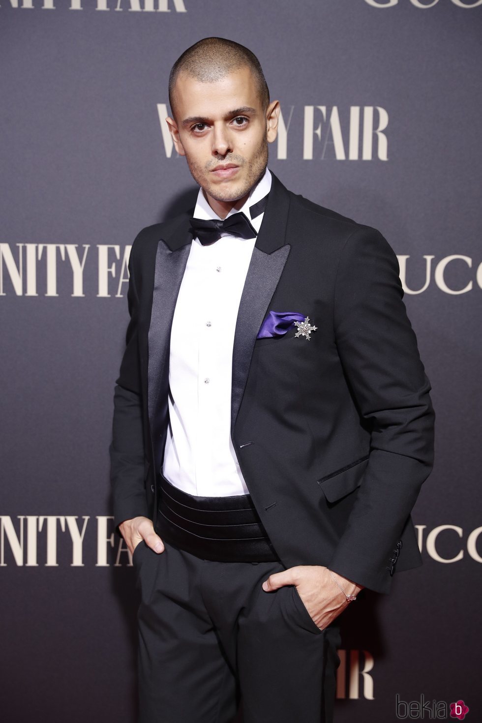 El diseñador Andrés Acosta en la alfombra de la fiesta de Vanity Fair 2018