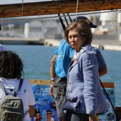 La Reina Sofía subida en un barco en Menorca